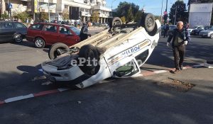 UPDATE: IMPACT VIOLENT ÎN INTERSECȚIE. MAȘINĂ DE POLIȚIE RĂSTURNATĂ