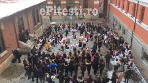(VIDEO) PROFESORII ȘI ELEVII DE LA „BRĂTIANU” AU DAT ”MÂNĂ CU MÂNĂ”