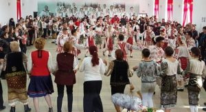 LOCUITORII UNEI COMUNE ARGEȘENE SE PRIND ÎN HORĂ DE ANUL NOU