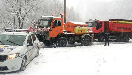 Se circulă în condiții de iarnă pe mai multe drumuri. Situația în Argeș