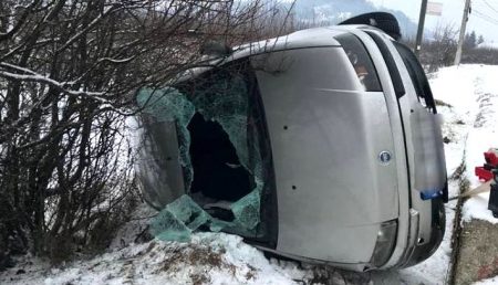 UPDATE: AUTOTURISM RĂSTURNAT, PERSOANE RĂNITE. CAUZA: VITEZA!