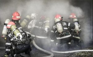 Incendiu grav într-un apartament! O femeie inconștientă și alte 4 persoane rănite