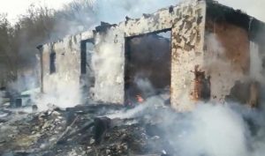 (VIDEO) UPDATE: CASĂ MISTUITĂ DE FLĂCĂRI, BĂRBAT CARBONIZAT