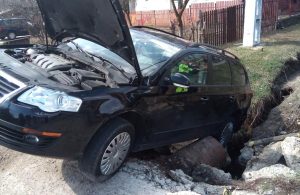 ACUM: MAȘINĂ SUSPENDATĂ PE O CONDUCTĂ DE GAZE