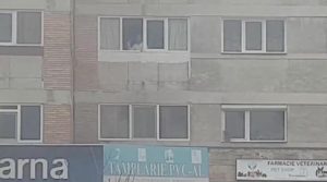 (VIDEO) INCREDIBIL! UN BĂTRÂN ARUNCĂ CU STICLE DE LA ETAJ