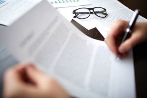 SE SEMNEAZĂ CONTRACTE IMPORTANTE PENTRU LOCUITORII DIN BÂRLA