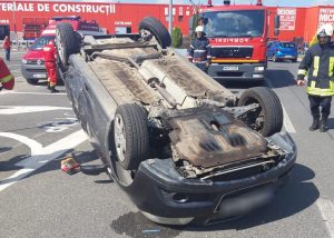 UPDATE: MAȘINĂ RĂSTURNATĂ ÎN PARCAREA AUCHAN BRADU