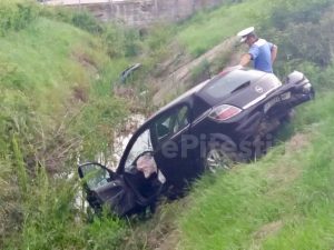 DOI SOȚI ȘI FETIȚA LOR AU SCĂPAT CU VIAȚĂ DUPĂ CE AU CĂZUT CU MAȘINA ÎNTR-O RÂPĂ