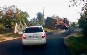 (VIDEO) UN AUTOTREN CONDUS CU VITEZĂ S-A RĂSTURNAT ÎNTR-O CURBĂ