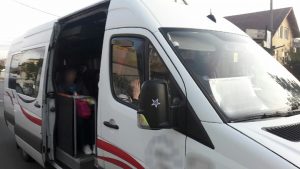 CĂLĂTORI ÎN PERICOL. ȘOFER DE MICROBUZ BĂUT LA VOLAN
