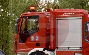 INCENDIU ÎN ARGEŞ. POMPIERII, ALERTAŢI CĂ O PERSOANĂ A RĂMAS ÎN CASA CARE ARDE