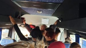 ÎNGHESUIȚI CA SARDELELE ÎN MAXI-TAXI PE RUTA PITEȘTI-TOPOLOVENI