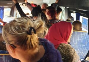 Maxi-taxi burduşit cu pasageri, interceptat de poliţişti