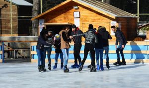 SE MONTEAZĂ PATINOARUL ÎN MIOVENI
