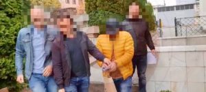 Bătut în stradă: lăsat fără bani, lanț de aur și telefoane de către patru indivizi