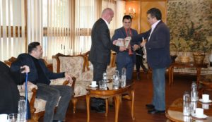 MANU ȘI BUGHIU AU PRIMIT „MEDALIA DE ONOARE” DE LA ASOCIAȚIILE DE REVOLUȚIONARI DIN ARGEȘ. AM ÎNTREBAT PENTRU CE