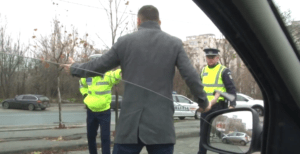 Piteşti: Socrul a intrat cu cuţitul peste noră şi fiica acesteia