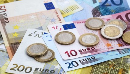 Mai mulți elevi și studenți vor putea primi 200 de euro de la stat