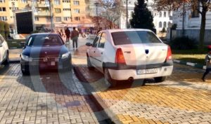 (VIDEO) MAȘINĂ-RADAR NEINSCRIPȚIONATĂ, PARCATĂ ILEGAL ÎN CENTRUL PITEȘTIULUI