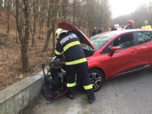 MIOVENI: O MAȘINĂ S-A IZBIT DE UN CAP DE POD