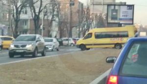 (VIDEO) TUPEU: MAXI-TAXI „CĂLARE” PE SPAȚIUL VERDE DE PE CALEA BUCUREȘTI
