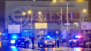 (VIDEO) POLIȚIȘTII ȘI JANDARMII VERIFICĂ DACĂ PITEȘTENII RESPECTĂ ORDONANȚA MILITARĂ CARE-I OBLIGĂ SĂ STEA ÎN CASĂ