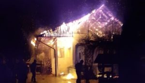 (VIDEO) O CASĂ DIN MIHĂEȘTI, ÎN FLĂCĂRI