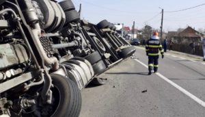(UPDATE/VIDEO) TIR RĂSTURNAT ÎN LOCALITATEA DRĂGANU. CE S-A ÎNTÂMPLAT CU ȘOFERUL