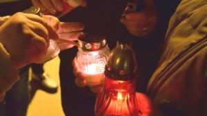 PRIMARUL COMUNEI POIANA LACULUI A DONAT PAROHIILOR LOCALE 2.000 DE CANDELE