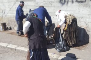 (VIDEO) ARGEȘENI CARE AU ÎNCĂLCAT REGULILE STĂRII DE URGENȚĂ, AMENDAȚI ȘI PUȘI SĂ MĂTURE PE STRADĂ