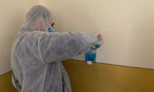 ÎN PITEȘTI A ÎNCEPUT MONTAREA LA BLOCURI DE DISPOZITIVE CU SOLUȚII DEZINFECTANTE