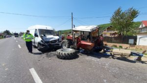 VIDEO/UPDATE: ACCIDENT ÎN ȚIȚEȘTI. UN TRACTOR ȘI O DUBĂ S-AU FĂCUT PRAF