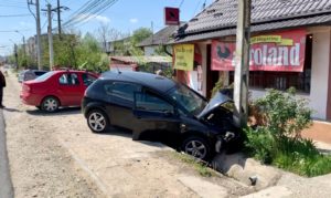 (VIDEO) O MAȘINĂ A AJUNS ÎNTR-UN ȘANȚ ȘI S-A OPRIT ÎNTR-UN STÂLP