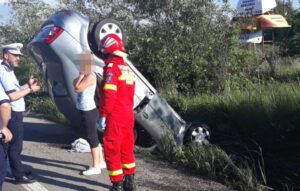 VIDEO/UPDATE: O ȘOFERIȚĂ S-A RĂSTURNAT CU MAȘINA