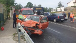 VIDEO/UPDATE – MAȘINI SERIOS „ȘIFONATE” PE SMEUREI, PERSOANE RĂNITE