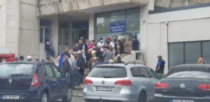 VIDEO: ÎMBULZEALĂ LA SPITALUL JUDEȚEAN. DISTANȚAREA, UN MOFT