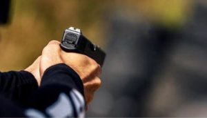 UPDATE: INDIVID ÎNARMAT CU UN TOPOR ȘI O SECERĂ, OPRIT CU FOC DE ARMĂ