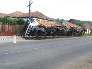 VIDEO/ARGEȘ: UN CAMION S-A RĂSTURNAT
