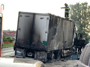 VIDEO/UPDATE: CAMION AFUMAT CU TOT CU CONSERVE LA BASCOV