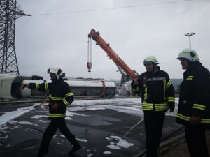 VIDEO: ZECI DE POMPIERI ARGEŞENI S-AU LUPTAT CU UN MASTODONT CULCAT LA PĂMÂNT