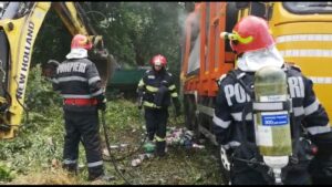 VIDEO/ACUM: O MAŞINĂ DE GUNOI A LUAT FOC ÎN PITEŞTI