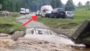 VIDEO: PACIENT PRELUAT CU UN CAMION ISU. AMBULANȚA N-A REUȘIT SĂ TREACĂ UN PÂRÂU ÎNVOLBURAT