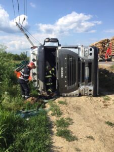 UN CAMION CU PALEȚI S-A RĂSTURNAT ÎN APROPIERE DE PITEȘTI