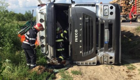 UN CAMION CU PALEȚI S-A RĂSTURNAT ÎN APROPIERE DE PITEȘTI