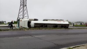 (VIDEO) UPDATE: O CISTERNĂ PLINĂ CU CARBURANT S-A RĂSTURNAT