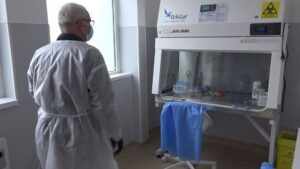 A VENIT LA SPITAL ŞI A MURIT. ALŢI 10 PACIENŢI, LA TERAPIE INTENSIVĂ