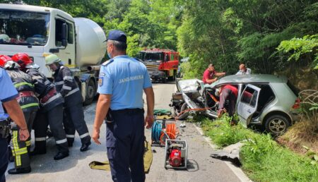 UPDATE/FOTO: ACCIDENT GRAV LA MUŞĂTEŞTI. ŞOFERUL, GĂSIT ÎNCARCERAT ÎNTRE FIARE