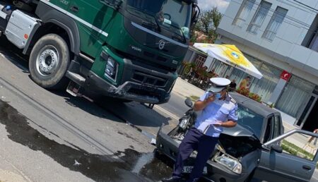 (FOTO) ACCIDENT ACUM LA TOPOLOVENI. IMPACT CU UN CAMION PLIN CU LEMNE