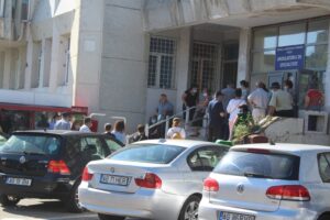 UPDATE/FOTO: PACIENŢI SURPRINŞI CLAIE PESTE GRĂMADĂ LA SJU PITEŞTI
