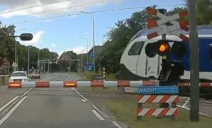 (VIDEO) MOMENTUL CÂND O DACIA ESTE LOVITĂ DE TREN ÎN OLANDA